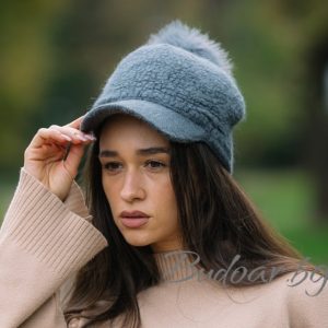 дамски шапка с козирка и помпон , код С165