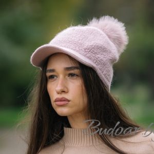 дамски шапка с козирка и помпон , код С166